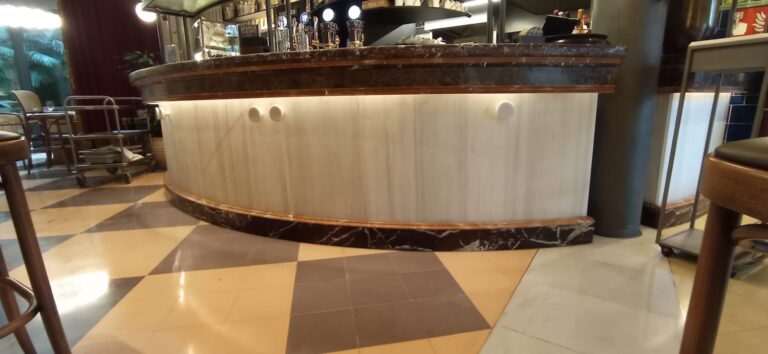 Proyecto Mármoles Argentona: Revestimiento de barra Bar/Restaurante en mármol