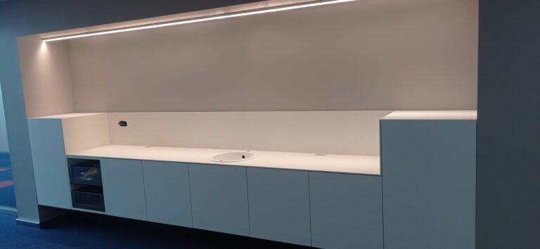 Proyecto Mármoles Argentona: Revestimiento encimera en procelanico