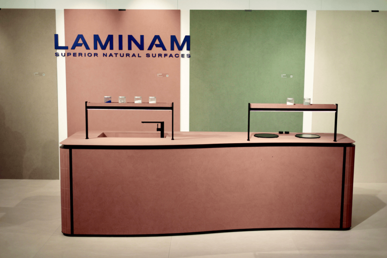 Laminam sorprende en SICAM con una cocina creativa, modular y curvilínea 