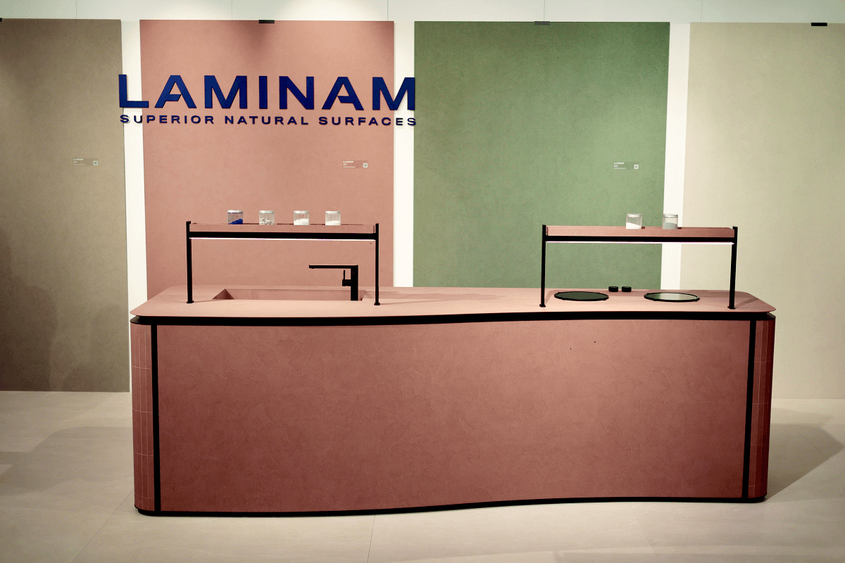 Laminam sorprende en SICAM con una cocina creativa, modular y curvilínea 