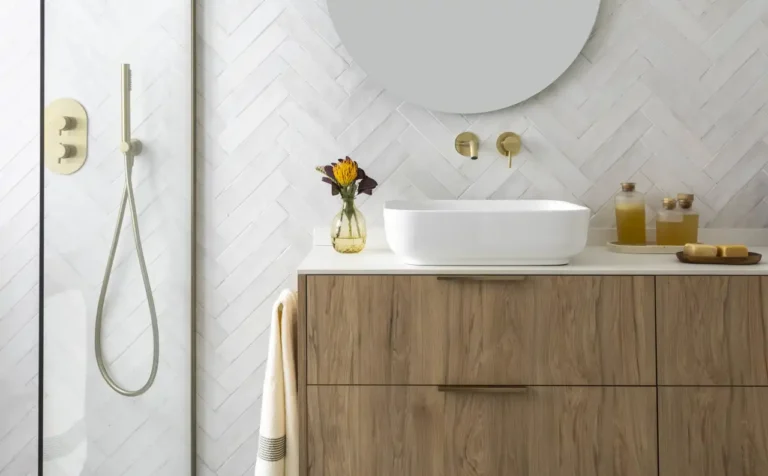 Lo que SÍ y lo que NO debe tener un baño moderno, pequeño y práctico en 2025