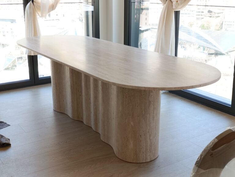 Proyecto Mármoles Argentona: Mesa de travertino natural alistonado hecha a medida