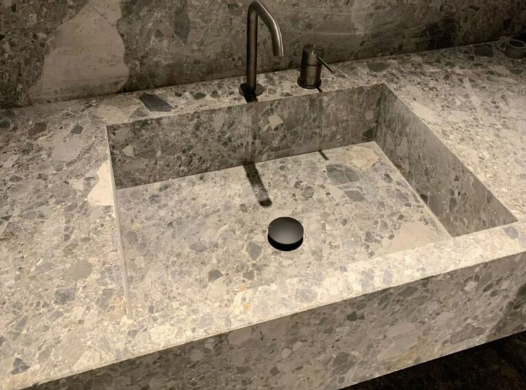 Baño en Super Ceppo Grey y paredes acabado bamboo