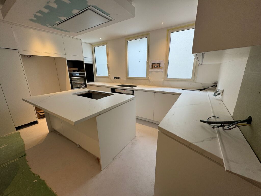 Diseño, fabricación e instalación lavabos y cocina en porcelánico | Marmoles Argentona