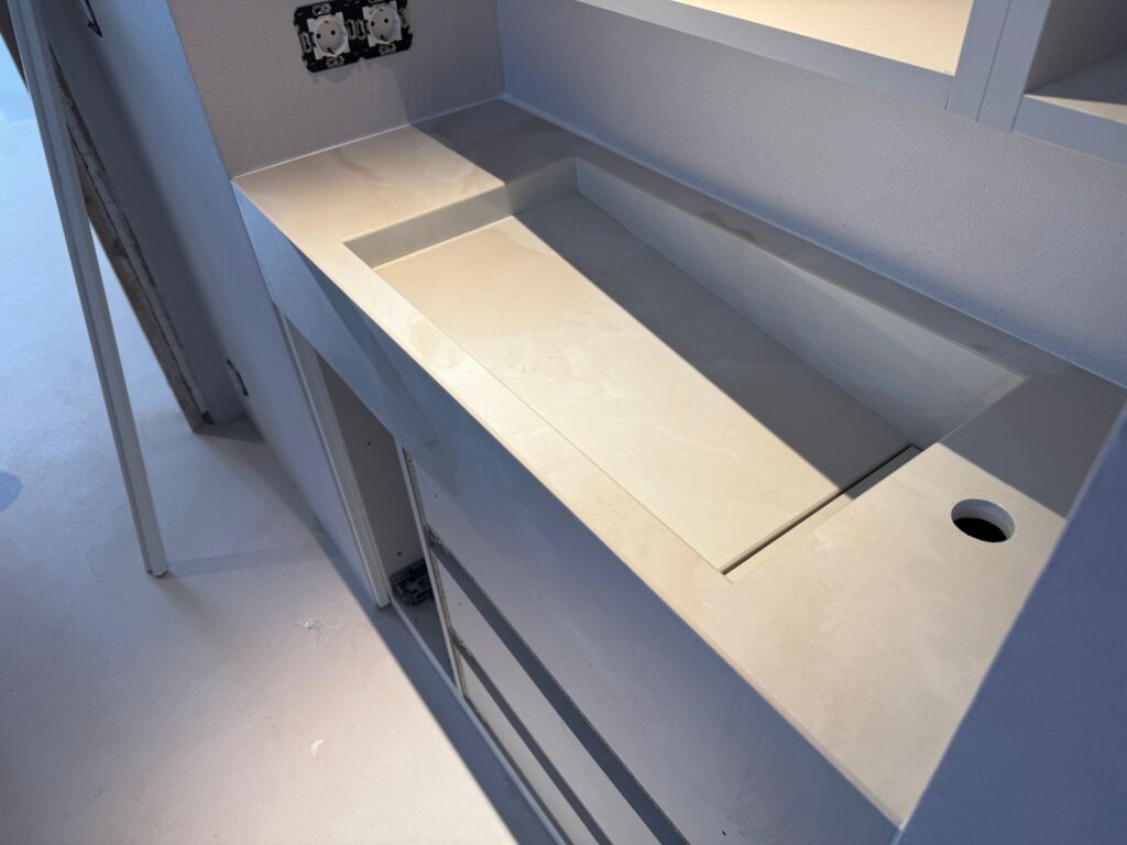 Diseño, fabricación e instalación lavabos y cocina en porcelánico | Marmoles Argentona