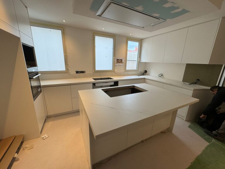 Fabricación de lavabos y cocina en porcelánico en Cabrils por Mármoles Argentona: Diseño, Resistencia y Elegancia