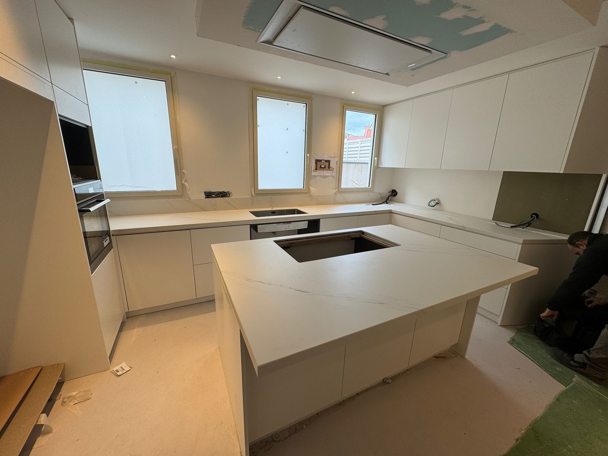 Lavabos y cocina en porcelánico en Cabrils | Mármoles Argentona