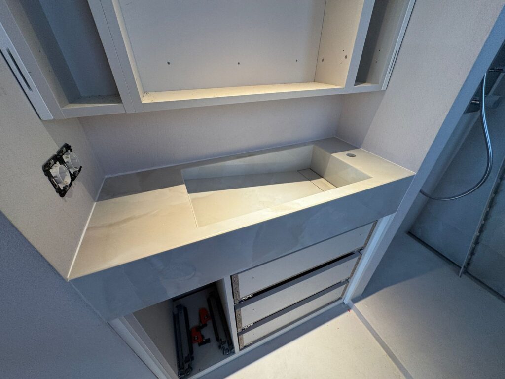 Diseño, fabricación e instalación lavabos y cocina en porcelánico | Marmoles Argentona