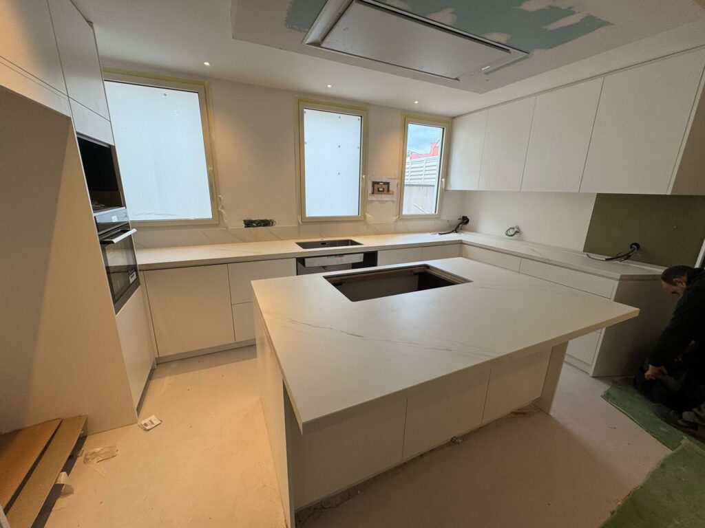 Diseño, fabricación e instalación lavabos y cocina en porcelánico | Marmoles Argentona