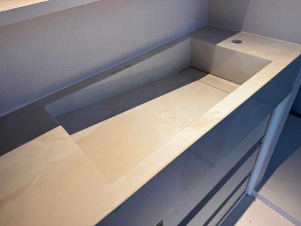 Diseño, fabricación e instalación lavabos y cocina en porcelánico | Marmoles Argentona