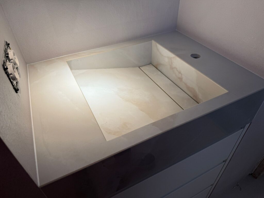 Diseño, fabricación e instalación lavabos y cocina en porcelánico | Marmoles Argentona