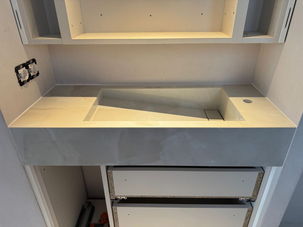 Diseño, fabricación e instalación lavabos y cocina en porcelánico | Marmoles Argentona