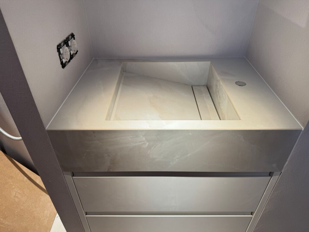 Diseño, fabricación e instalación lavabos y cocina en porcelánico | Marmoles Argentona